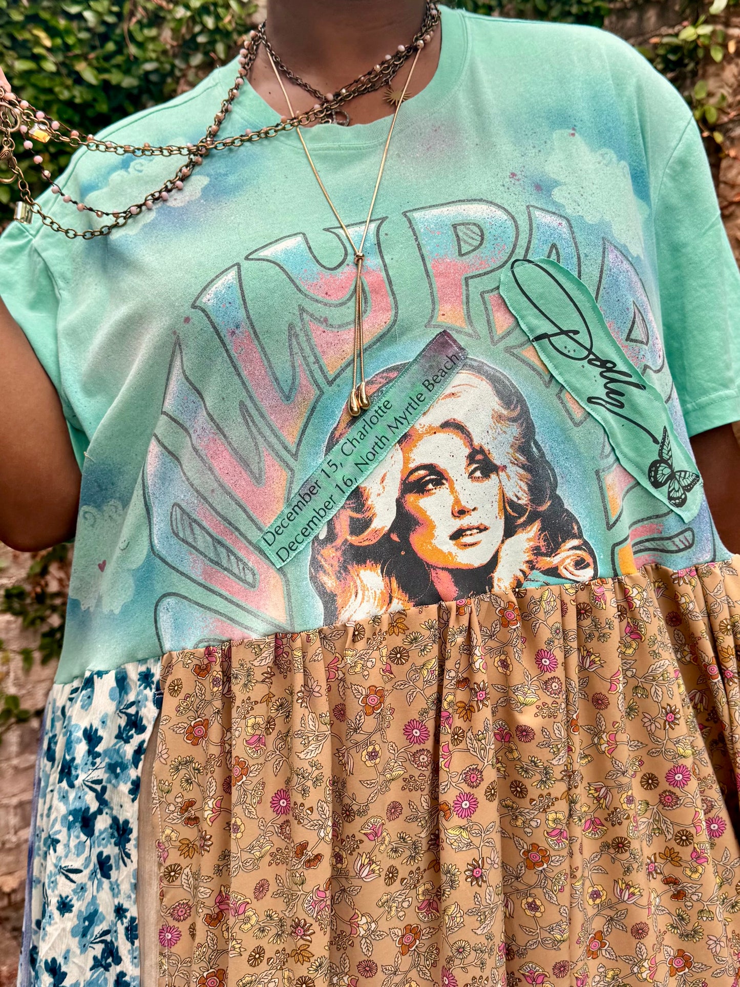 Large-3XL Dolly Parton Maxi Tee