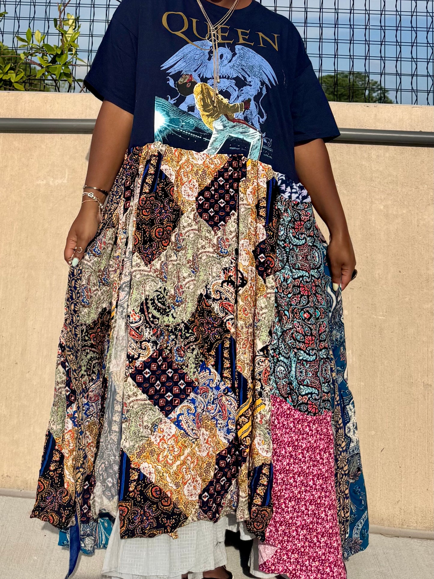Large- 2XL Queen Maxi Tee